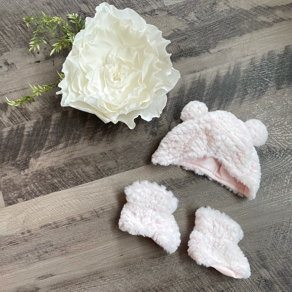 👶🏼NWOT Pink Furry Bear Hat & Booties Set